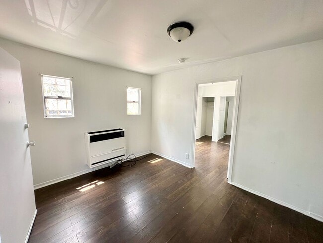 Building Photo - Baring Cross &amp; 92nd