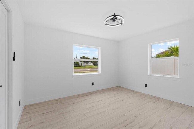 Building Photo - 715 40th Ave NE