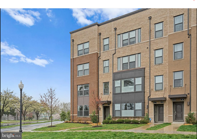 Primary Photo - Modern 3 Bed 2.5 Bath Townhome With Balcon...