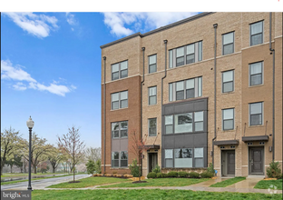 Building Photo - Modern 2 Bed 2.5 Bath Townhome with Den & ...