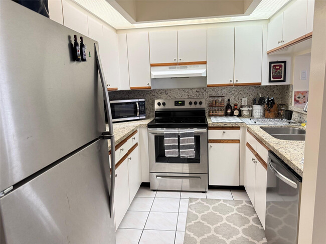 Building Photo - 12500 SW 5th Ct