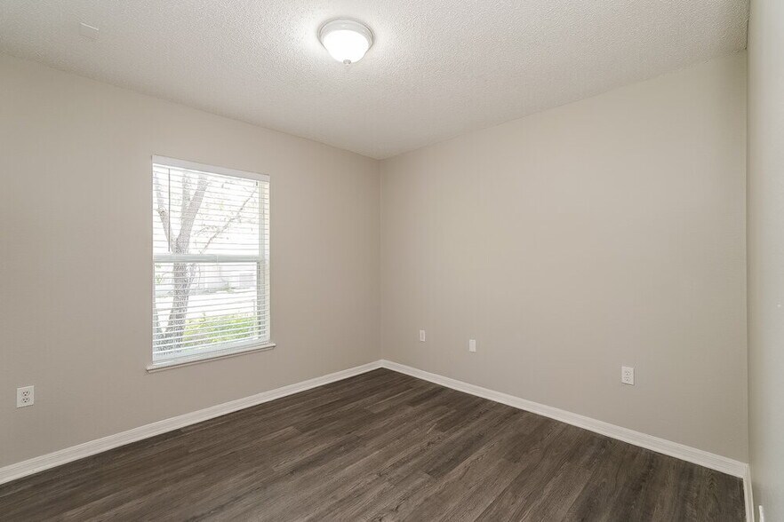 Building Photo - 5511 Ashland Dr