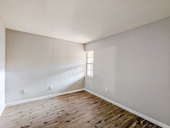 Building Photo - 3202 Bloomingdale Villas Ct