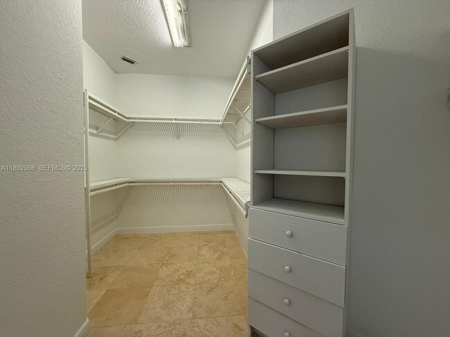 Building Photo - 996 Sanibel Dr