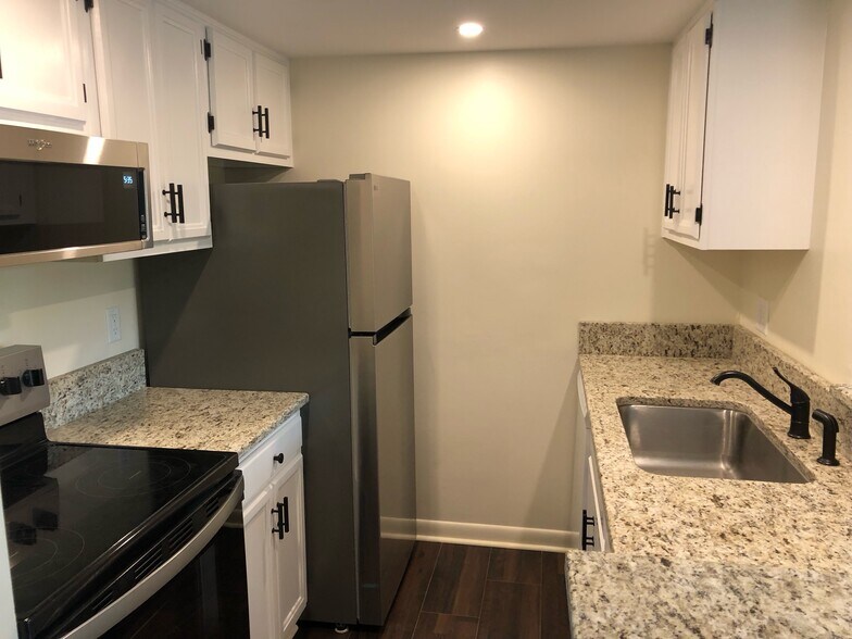 Building Photo - 10 Pine Tree Rd