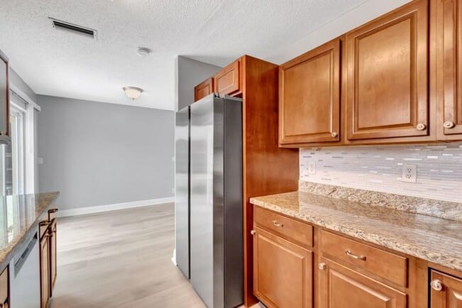 Building Photo - 1016 W Lakewood Rd