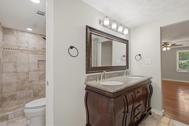 Building Photo - 9470 Hillside Dr