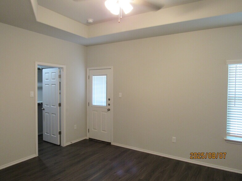 Building Photo - 619 Heathers Way