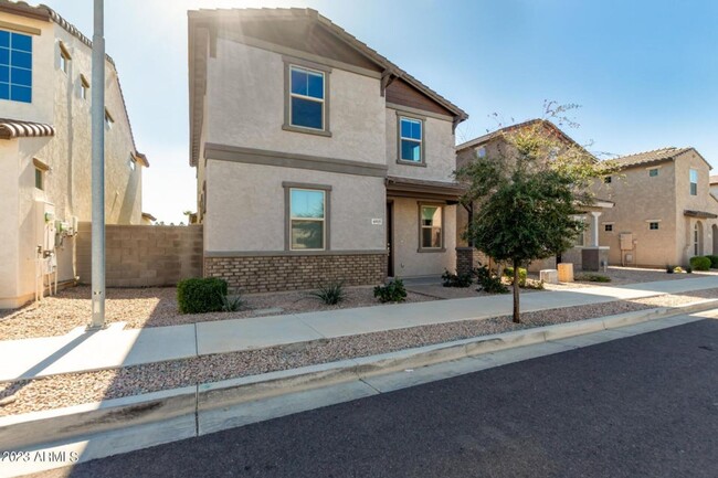 Building Photo - Gorgeous 4 bedroom, 3.5 bath w/2 car garag...