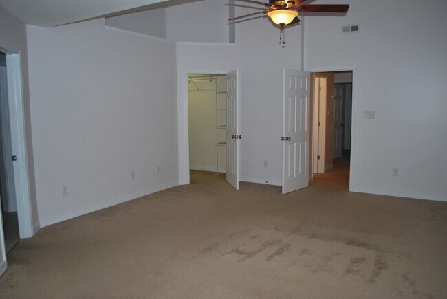Building Photo - -- AVAILABLE SOON!  SPACIOUS 3 BED 2.5 BAT...