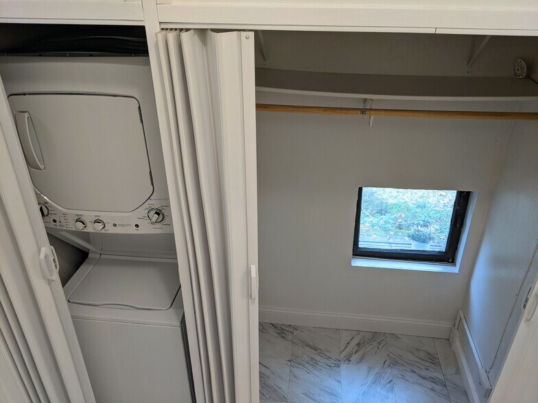 Building Photo - 16403 Kennedy Rd