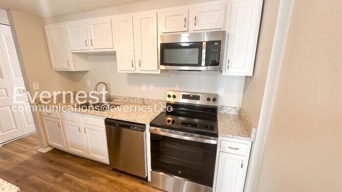 Building Photo - 2865 Chatsworth Way