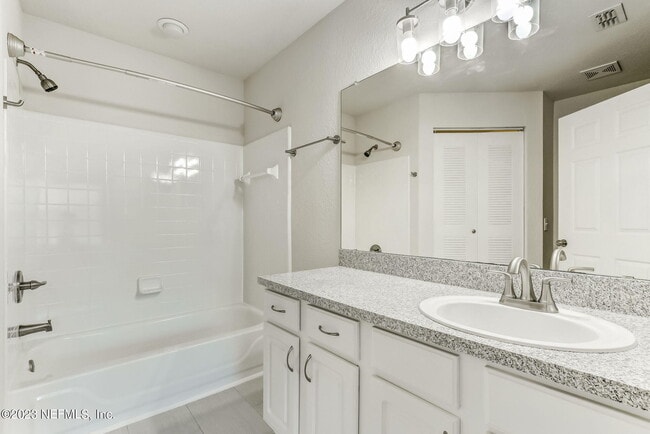 Building Photo - 13700 Richmond Park Dr N