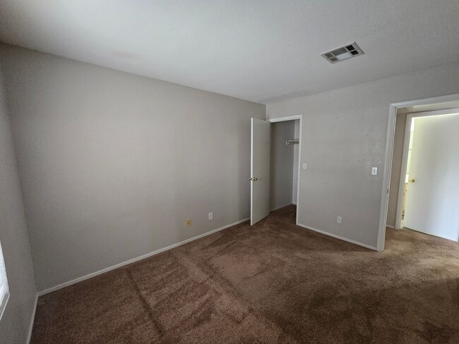Building Photo - ***GREAT 1 BEDROOM/ 1 BATH CONDO ON SECOND...