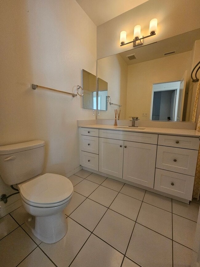 Building Photo - Gorgeous Stand Alone Town Home / Rolling Hills Golf Club is your Back Yard