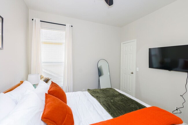 Building Photo - 2418 Allred Dr