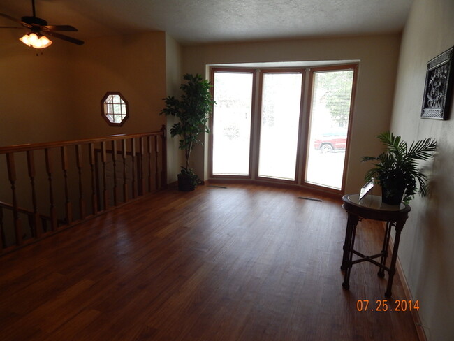 Building Photo - 3 bedroom, 2.75 bath, 2 car garage, family...