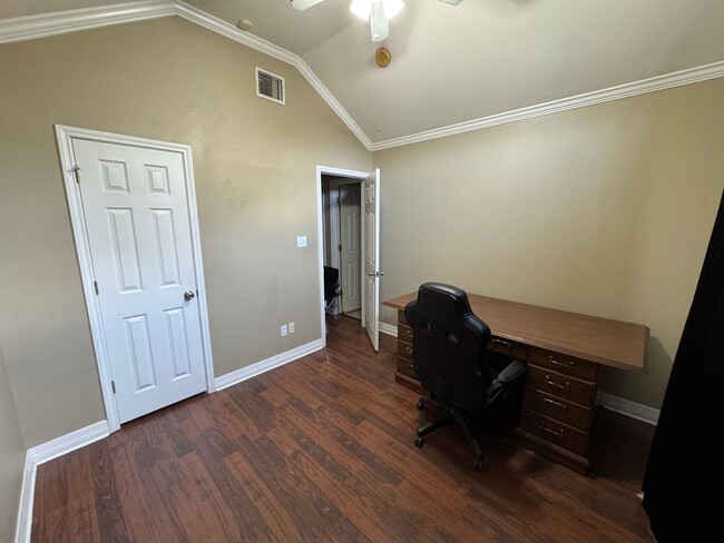 Building Photo - Gorgeous 3 Bedroom Home