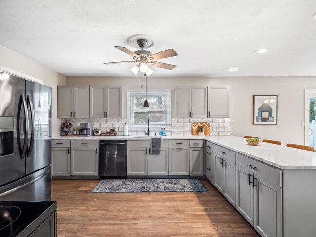 Building Photo - 4861 Pineview Dr