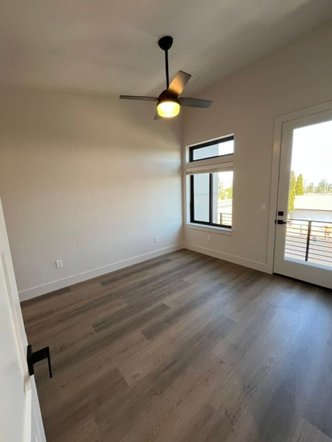 Building Photo - Gorgeous BRAND NEW Modern 2-bd/2-bath Condo in Redmond, OR!