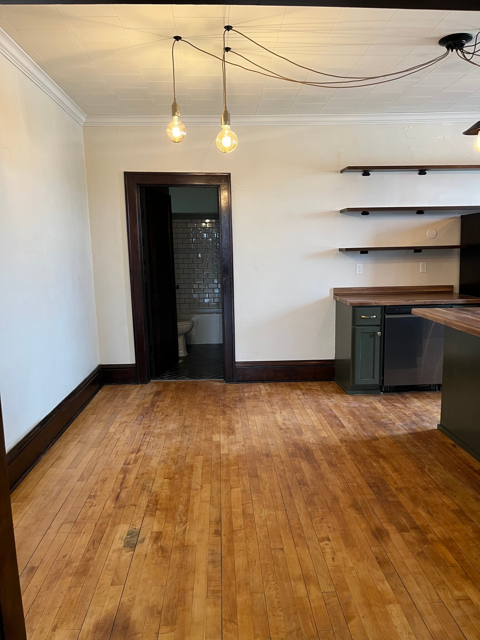 Dining Room w/breakfast counter - 415 E Saint Germain St