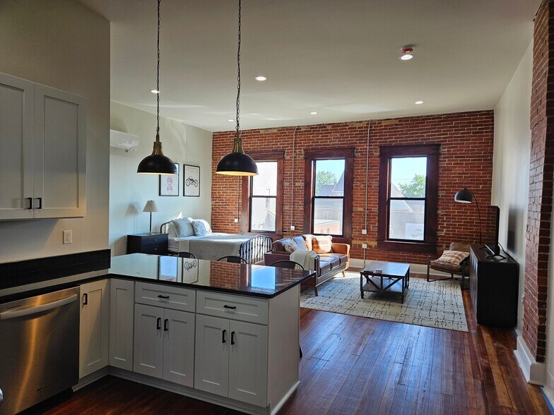 Primary Photo - 9 S Main St