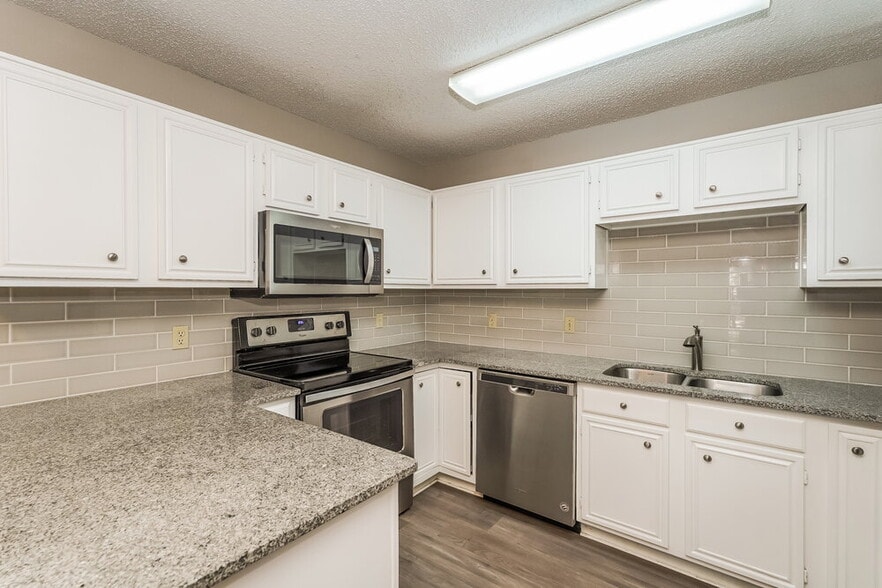 Building Photo - 7900 Flowertree Ct