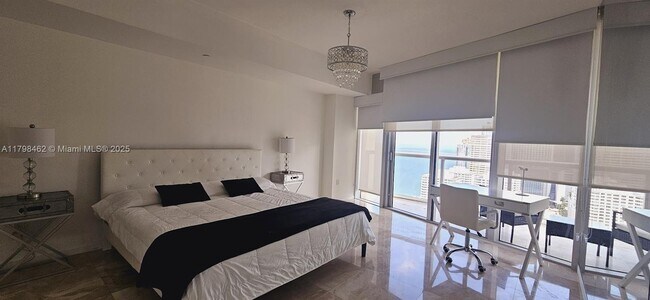 Building Photo - 495 Brickell Ave