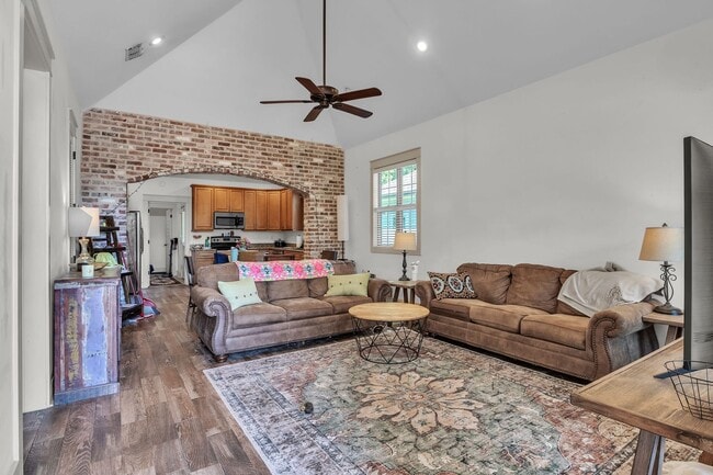 Building Photo - Large 3 Bedroom Townhome with All Appliances Included