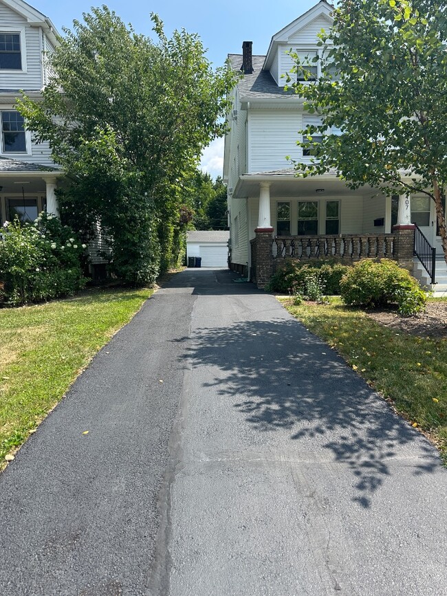 Building Photo - 2407 Woodmere Dr