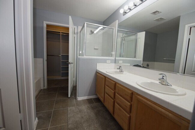 Building Photo - First Floor Condo in Green Valley!