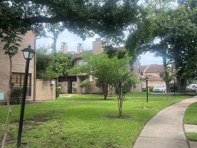 Building Photo - 736 Country Pl Dr