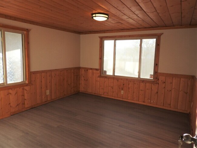 Building Photo - 2220 W Bell Vista Ave