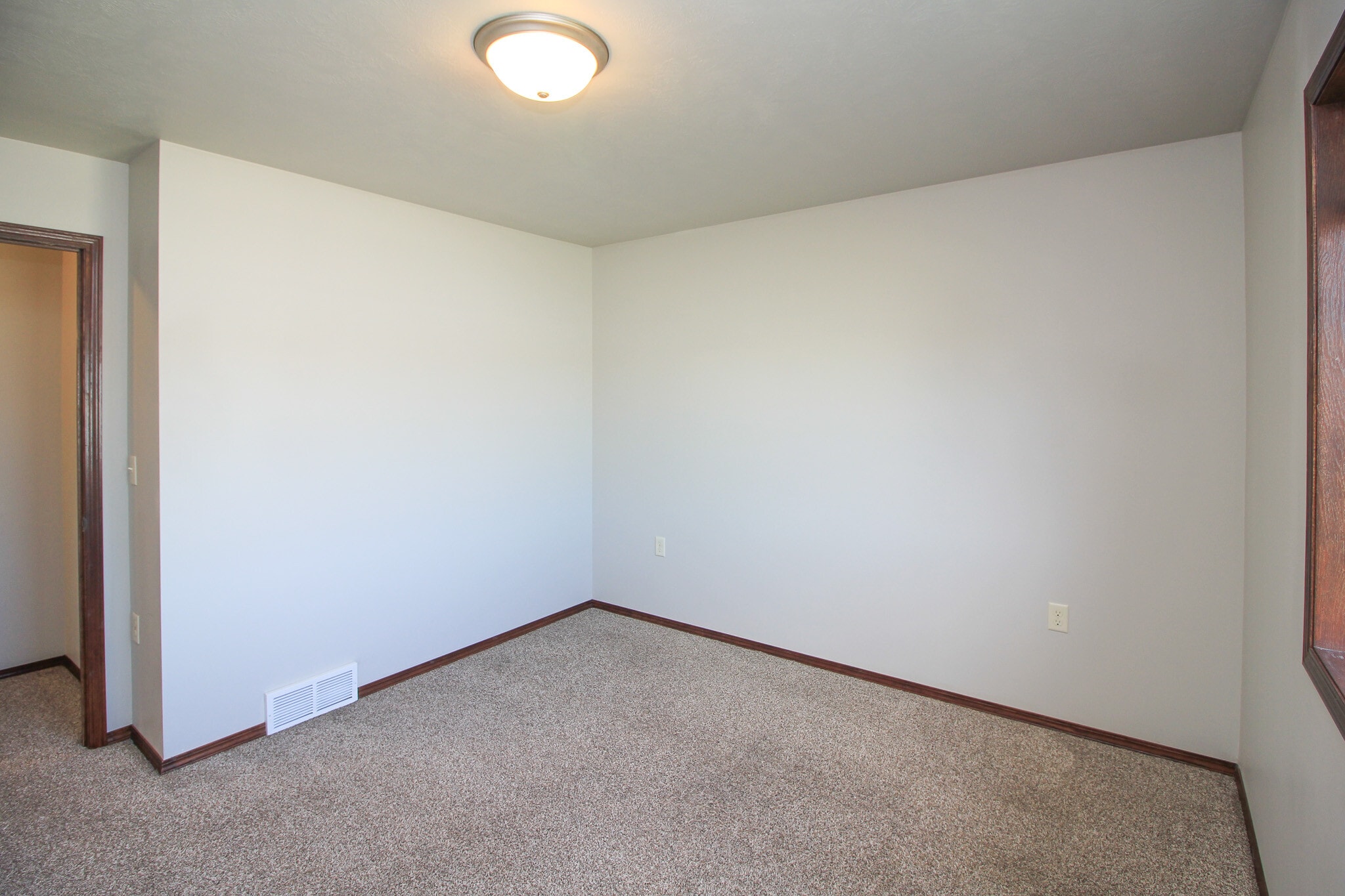 Building Photo - 320 Vernon Dr