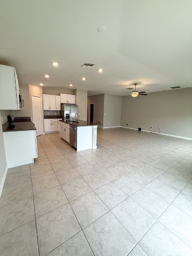 Building Photo - LIKE NEW 4-Bedroom, 2 Bath home in Triple ...