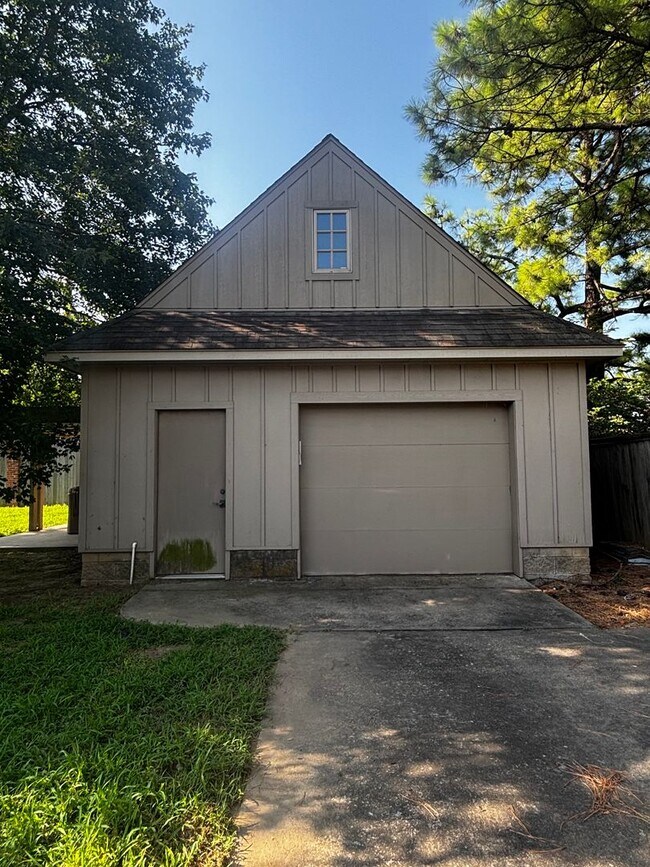 Building Photo - Brookside Charmer on secluded dead end street, just a 2 minute distance to restaurants, shopping ...