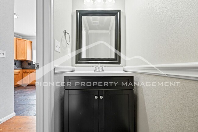 Building Photo - Spacious Home with Central AC and Washer/D...