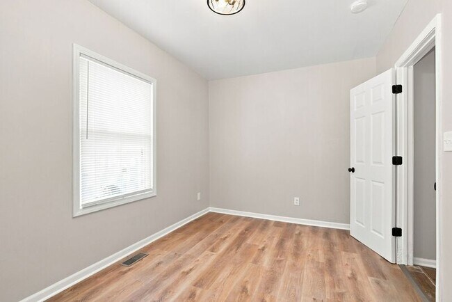 Building Photo - 846-848-848 Reinhard Ave