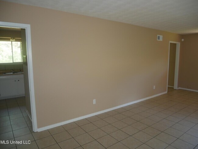 Building Photo - 1416 Vicksburg Dr