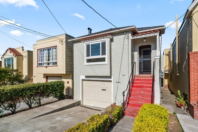 Primary Photo - Remodeled 4Bd/2.5Ba Single-Family Home in ...