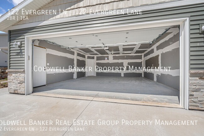 Building Photo - 122 Evergreen Ln