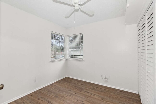 Building Photo - This 3/2 Beautiful Villa-Style Condo on Desirable Coverplace Community of Palm Harbor!