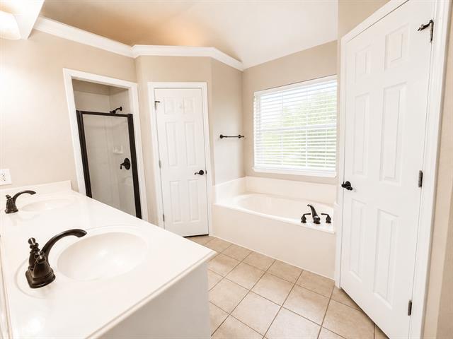 Building Photo - 1806 Sand Stone