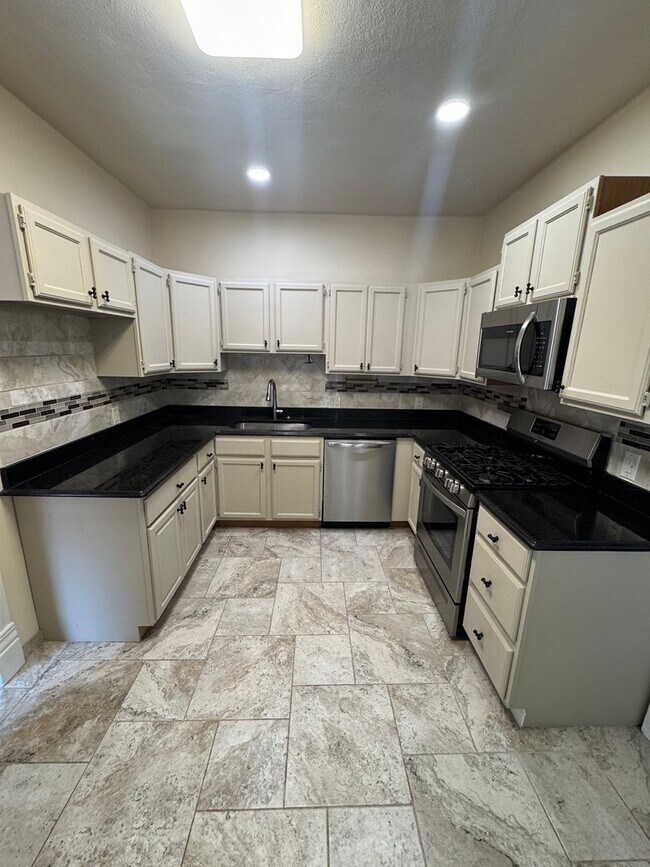 Building Photo - Charming Pet Friendly House 2 Bedroom/1.5 ...