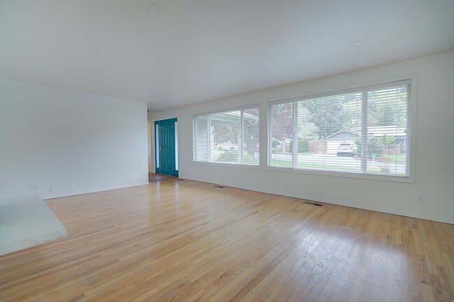 Building Photo - 3bd/1.5ba Mercer Island Home