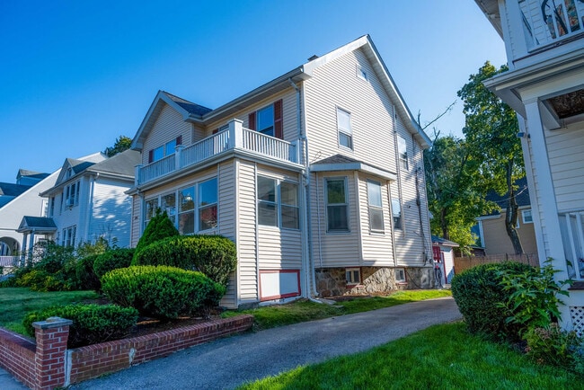 Building Photo - 204 Maple St