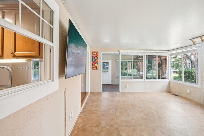 Building Photo - 6621 La Mesa Rd