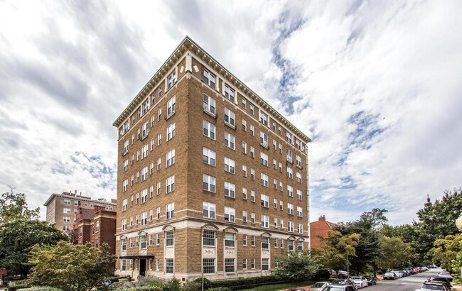 Building Photo - Exceptional 2BR/2BA corner unit with lovely city views. Ready mid-March!