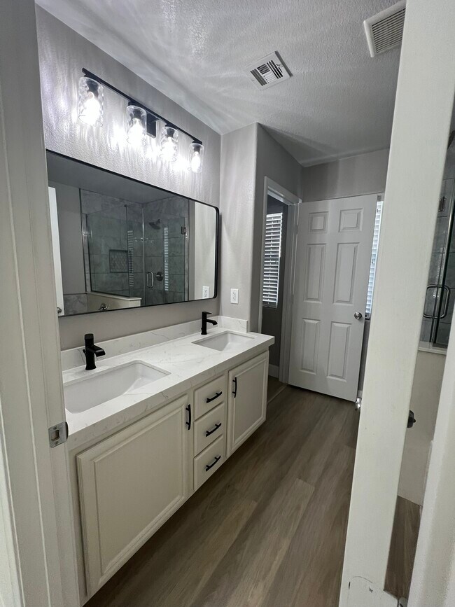 Building Photo - 7219 Huckaby Ave