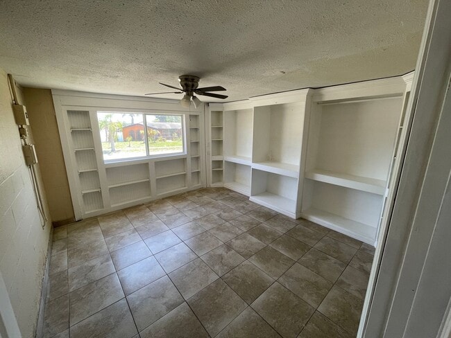 Building Photo - Cozy 3-Bedroom Home on a Corner Lot in Hol...